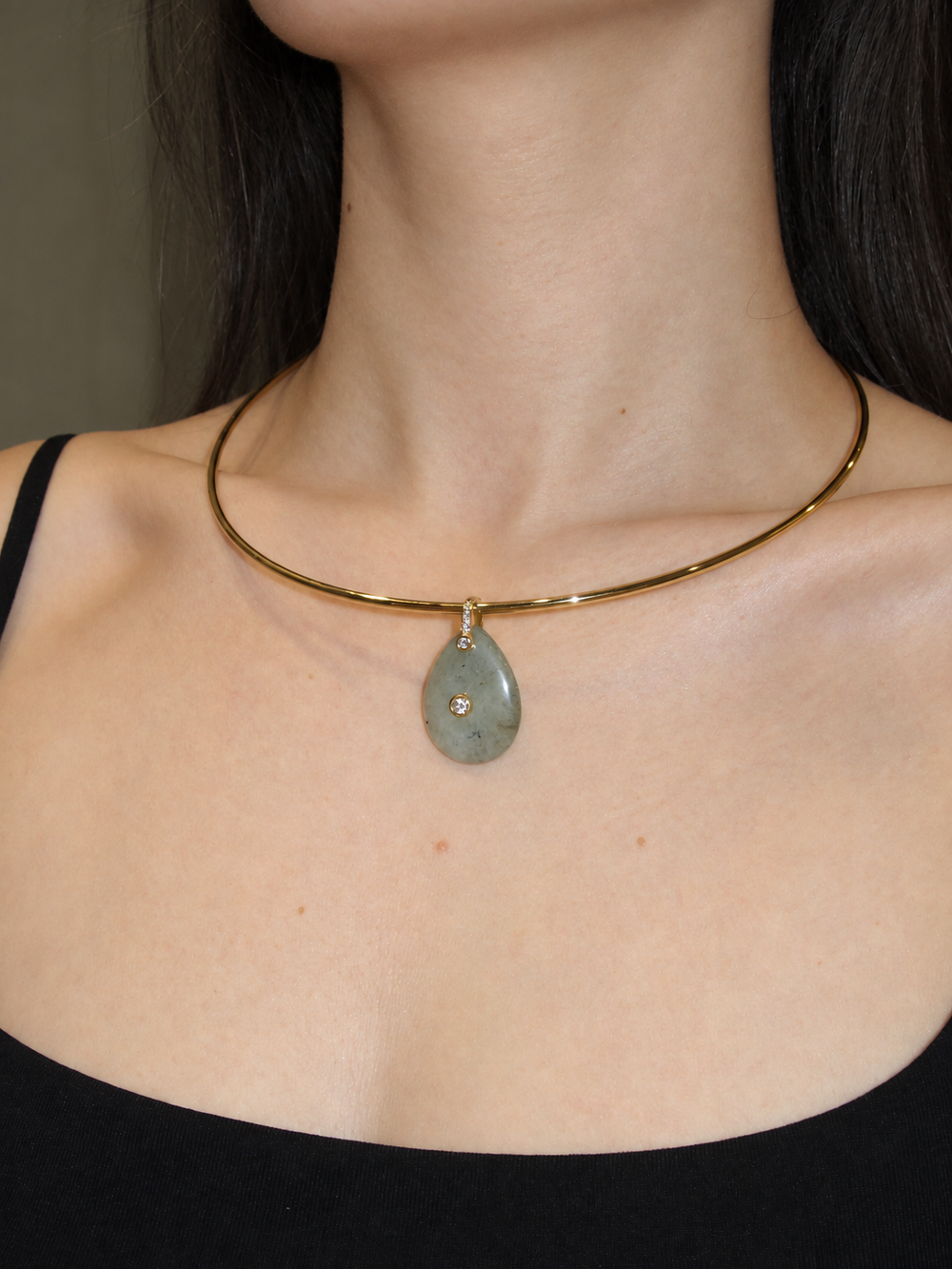 Natural Stone Teardrop Charm Ágata Musgo